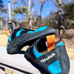 Tenaya Arai ST-U climbing Shoes in Black and Blue
